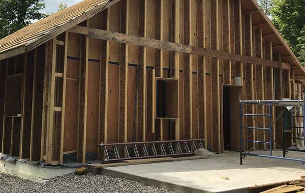被动式房屋墙体系统;Larsen桁架和密集填充的纤维素绝缘材料